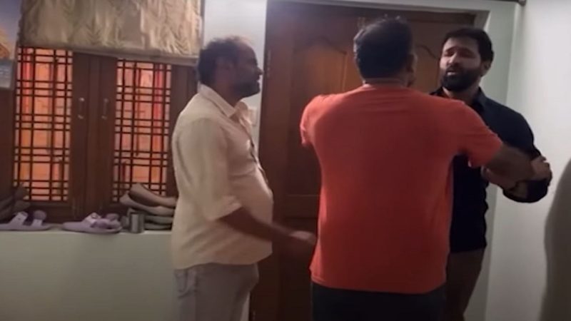 హీరో మనోజ్ ని కొట్టడానికి వచ్చిన మంచు విష్ణు.. రోడ్ మీదకి వచ్చిన మంచు వారి గొడవ..