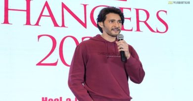mahesh-babu-maroon-hoodie-worn-at-event-costs-as-more-thans-a-new-apple-phone